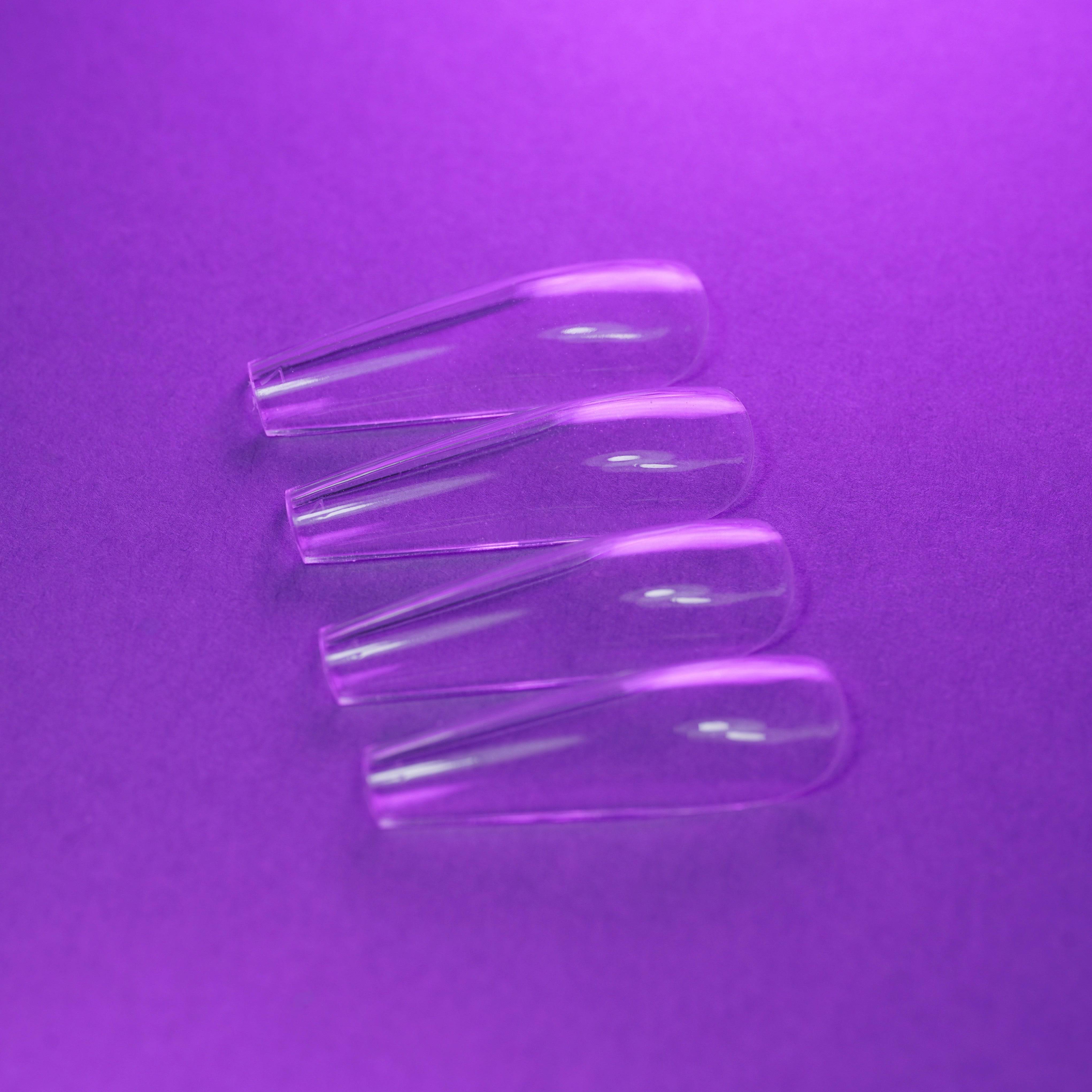 Capsules américaines transparentes en forme longue ballerine – vue détaillée sur leur courbure naturelle