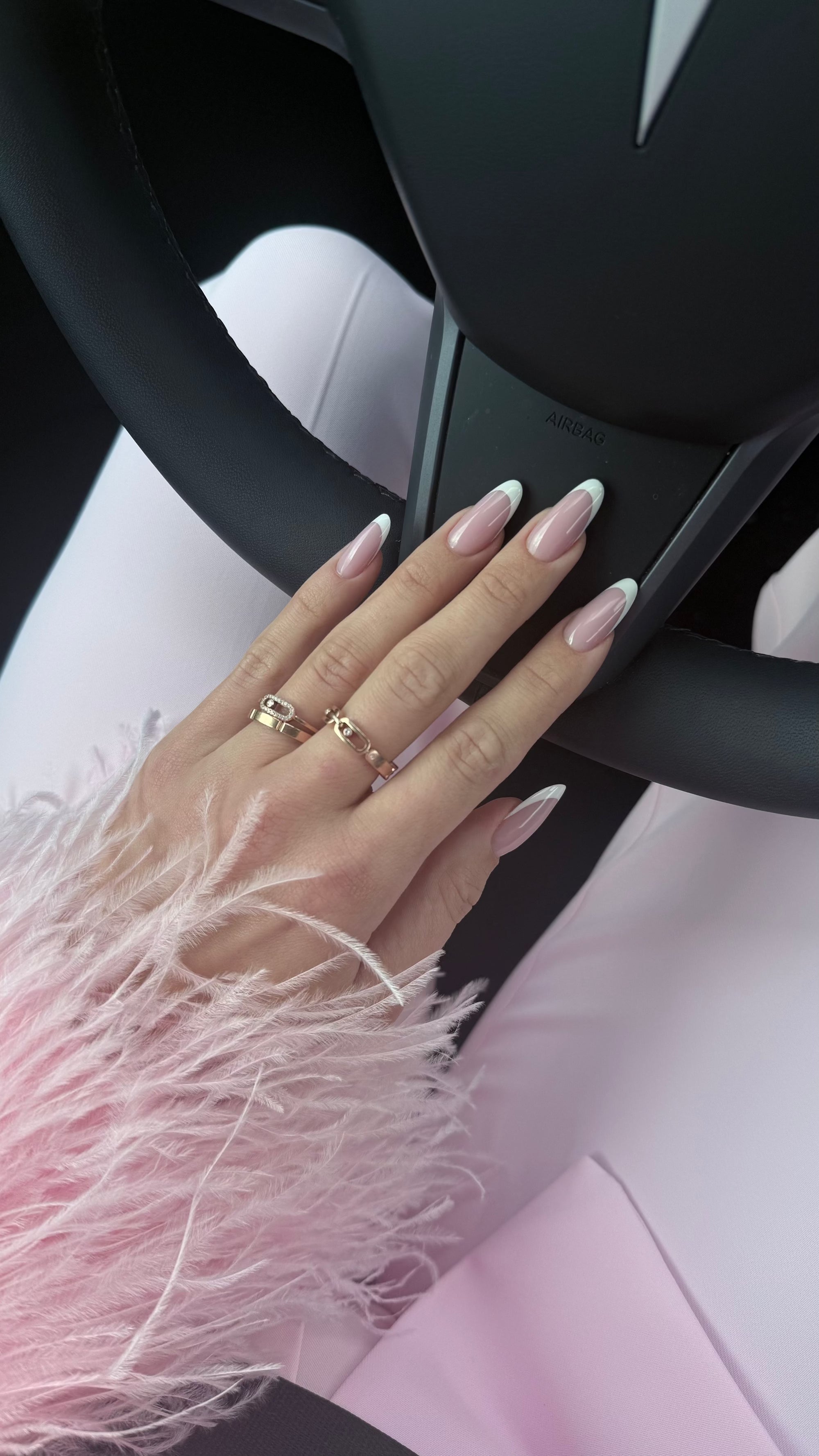 French manucure réalisée avec l'Easy gel Creamy NAILS FRS sur ongles en amande