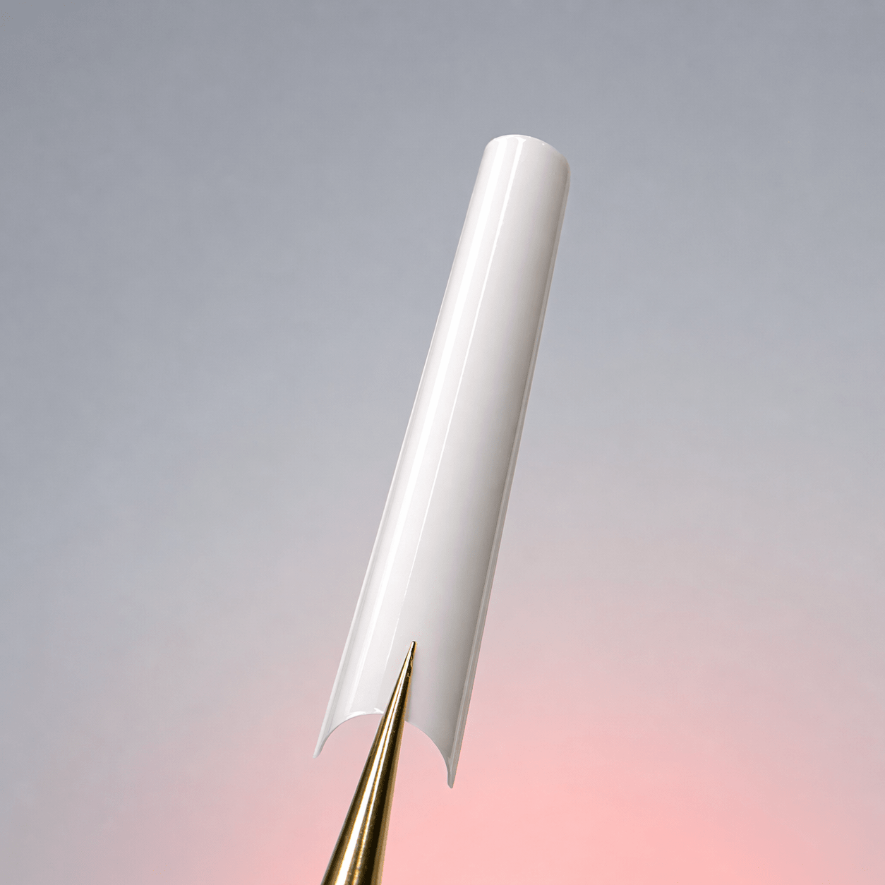 Capsule C-curve NAILS FRS, capsule longue carrée blanc naturel tenue par une pince