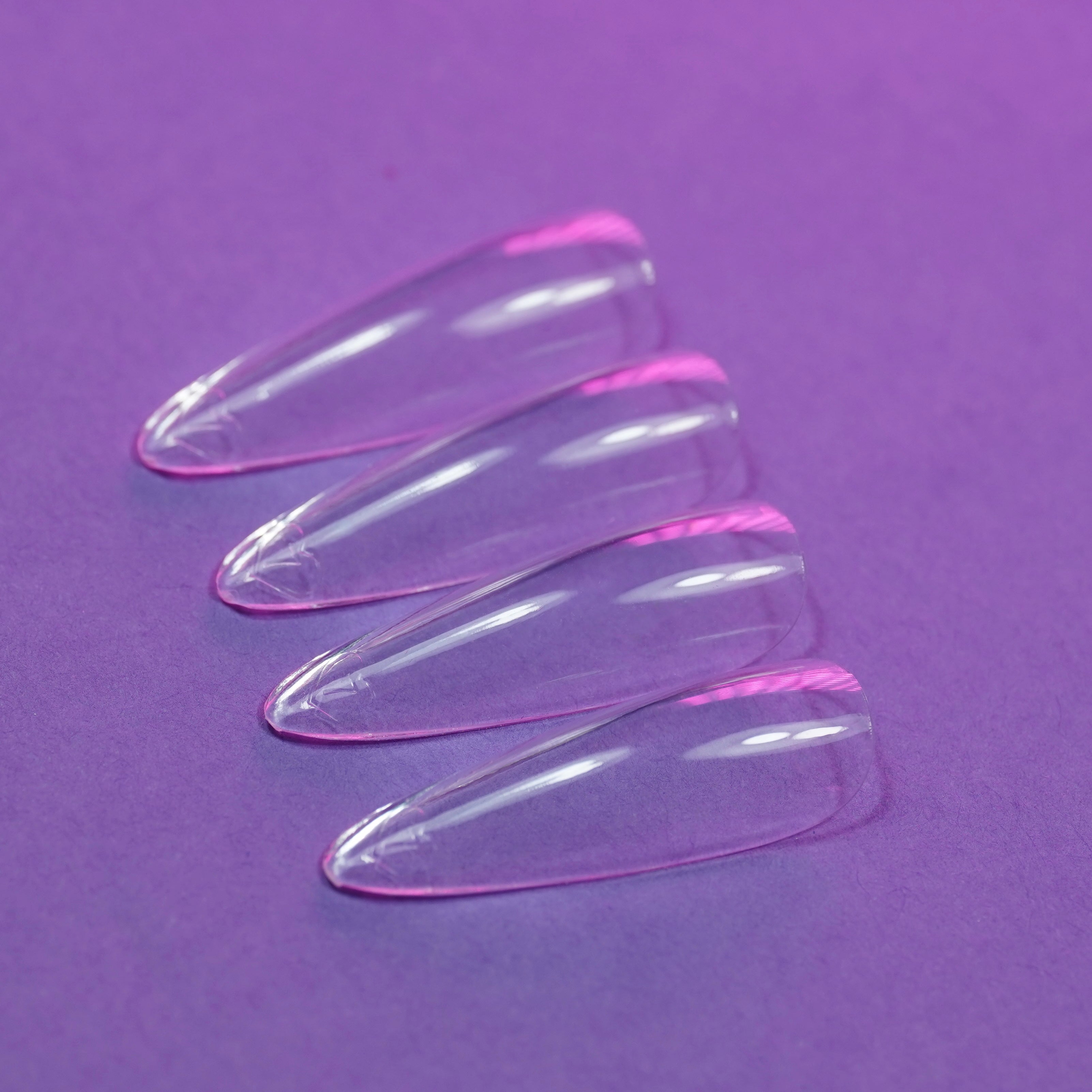 Capsules américaines transparentes en forme amande – vue détaillée montrant leur courbure naturelle