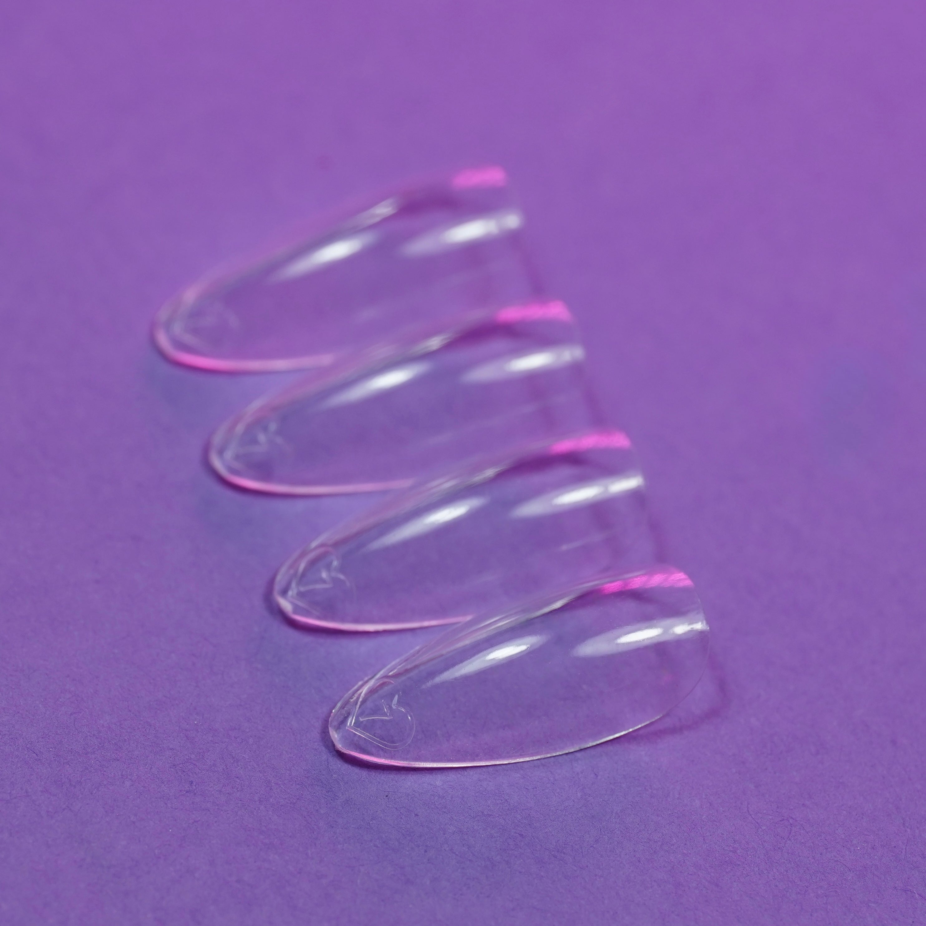 Capsules américaines transparentes en forme amande medium – vue rapprochée montrant leur courbure naturelle