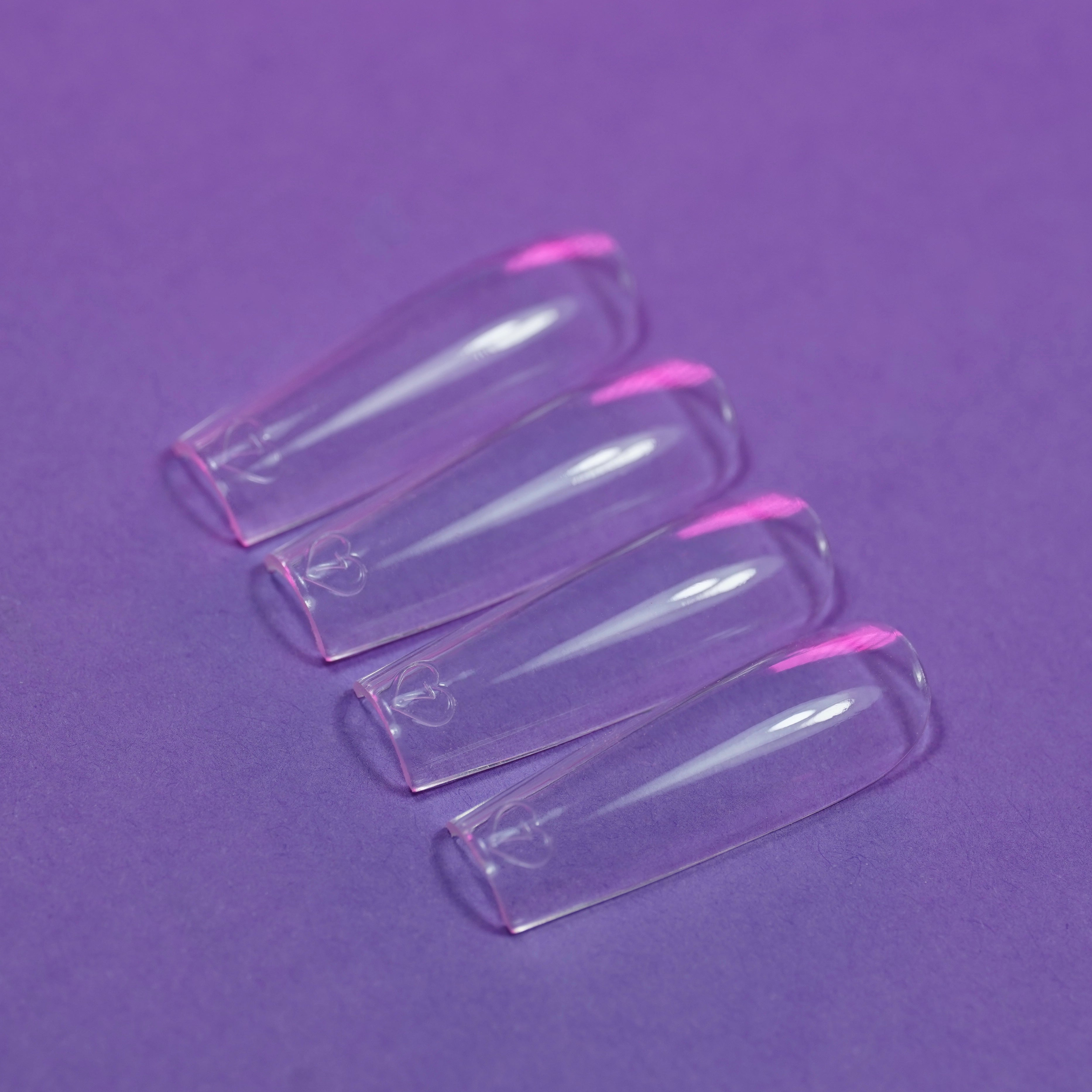 capsules américaines transparentes en forme carrée – vue rapprochée montrant leur courbure en C