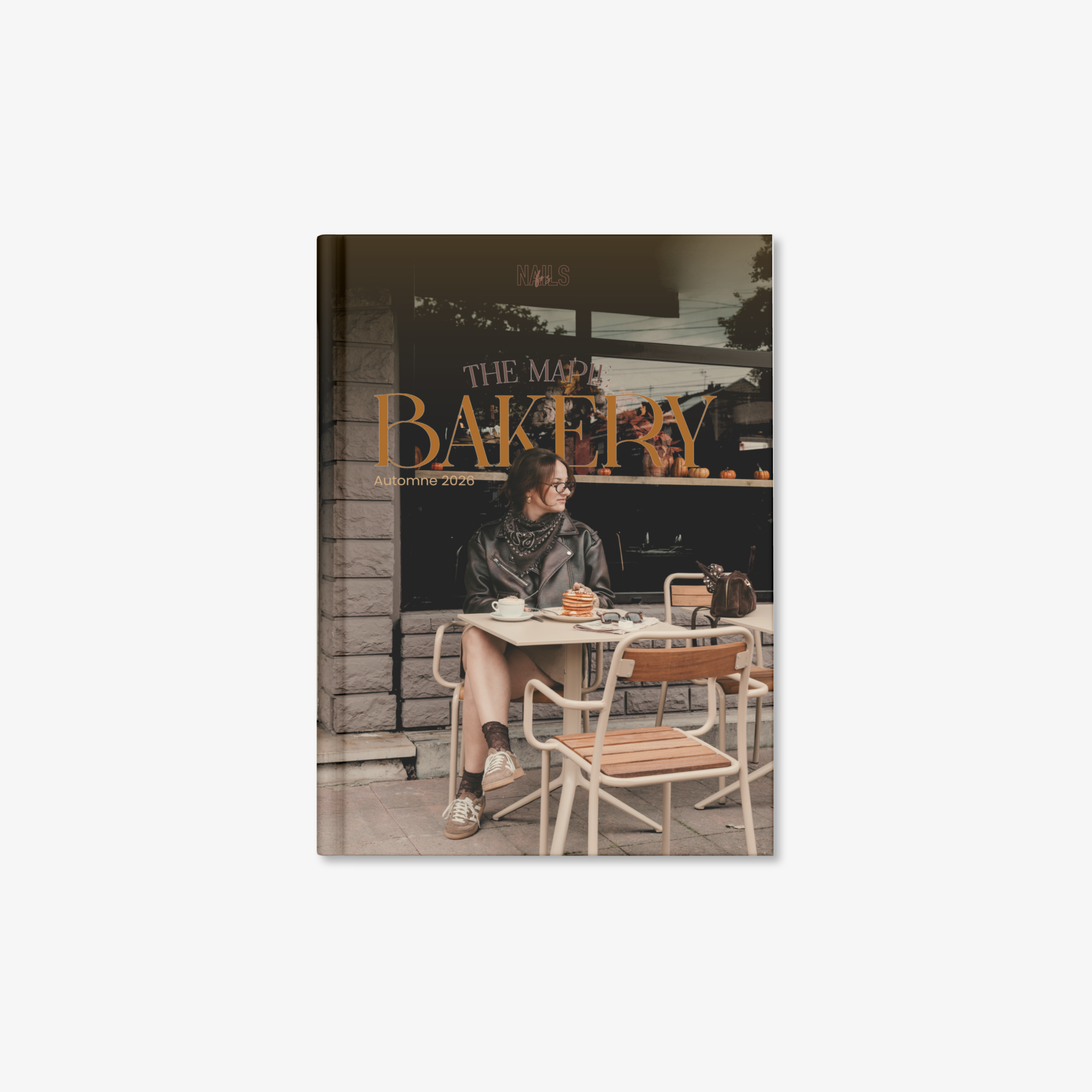Couverture du catalogue The Maple Bakery automne 2026, photo d'une terrasse de café canadienne