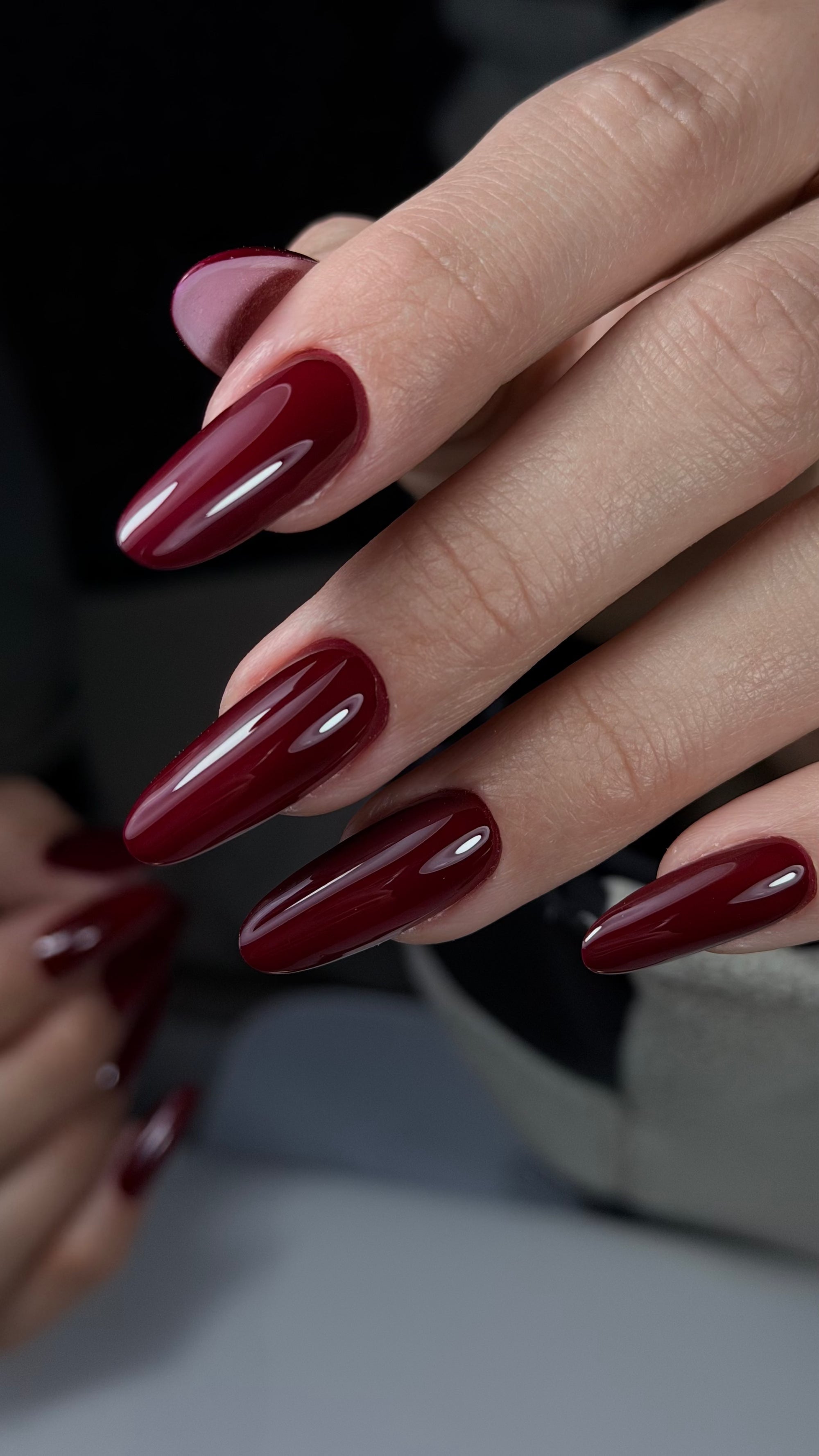 Vernis semi-permanent rouge cerise profond Gel Polish Cherry porté sur ongles longs en amande