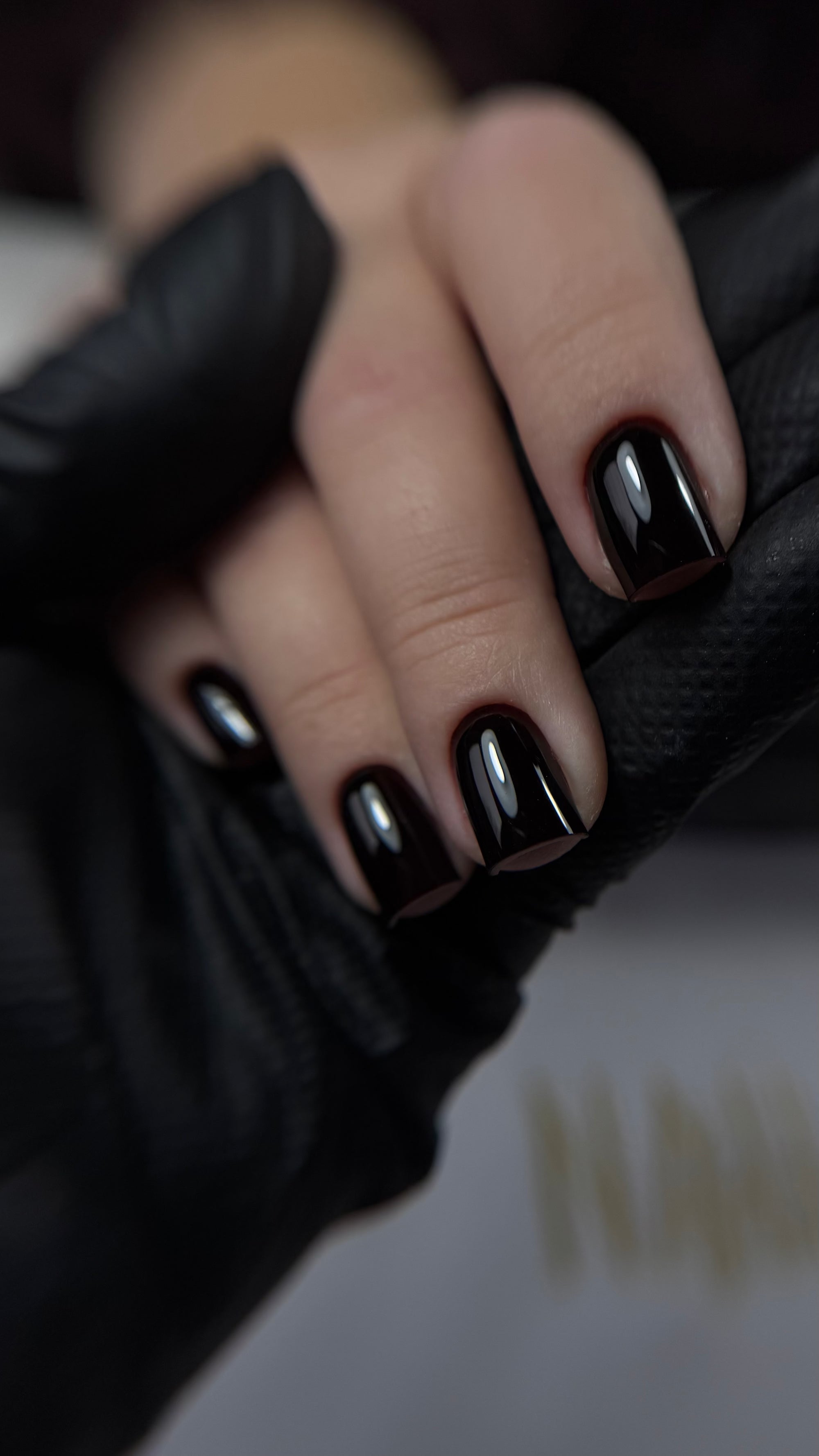 Vernis semi-permanent noir intense aux reflets bordeaux Gel polish Outfit sur ongles courts carrés