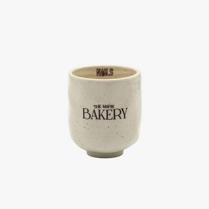 Tasse The Maple Bakery NAILS FRS en céramique crème mouchetée, logo marron et signature NAILS à l'intérieur